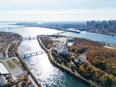 Biyosfer ile Montreal 'in hava manzarası ve nehir adaları üzerinde sonbahar manzarası. g.