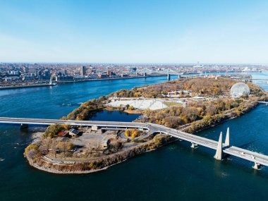 Biyosfer ile Montreal 'in hava manzarası ve nehir adaları üzerinde sonbahar manzarası. g.