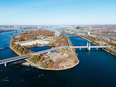 Biyosfer ile Montreal 'in hava manzarası ve nehir adaları üzerinde sonbahar manzarası. g.