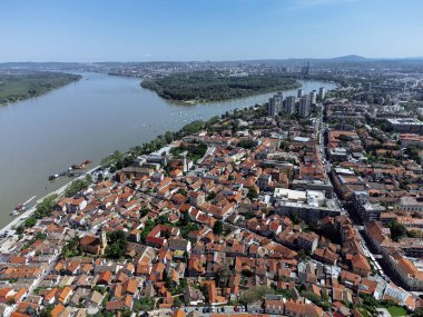 Drone panoramik görüntüsü Gardos kulesi, Saint Nicholas kilisesi, Zemun, Belgrad, Sırbistan.