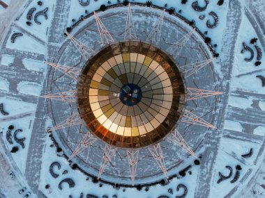 Astana şehrinin kışın karlı yolları ve modern mimarisi olan gökyüzü manzarası. g.