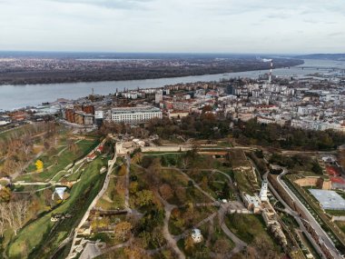 Havadan Belgrad 'daki Kalemegdan kalesine. Drone 'dan yaz fotoğrafı. Sırbistan.