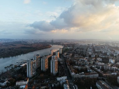 Zemum ilçesi, Belgrad, Sırbistan ve Avrupa üzerindeki İHA uçuşu gün batımında.