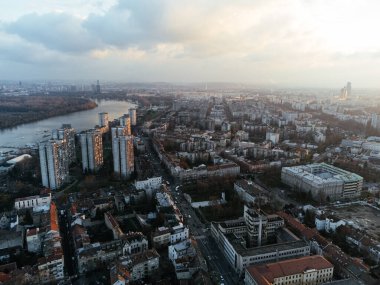 Zemum ilçesi, Belgrad, Sırbistan ve Avrupa üzerindeki İHA uçuşu gün batımında.