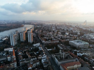 Zemum ilçesi, Belgrad, Sırbistan ve Avrupa üzerindeki İHA uçuşu gün batımında.