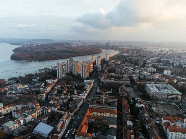 Zemum ilçesi, Belgrad, Sırbistan ve Avrupa üzerindeki İHA uçuşu gün batımında.