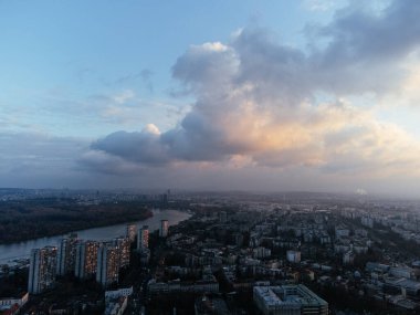 Zemum ilçesi, Belgrad, Sırbistan ve Avrupa üzerindeki İHA uçuşu gün batımında.