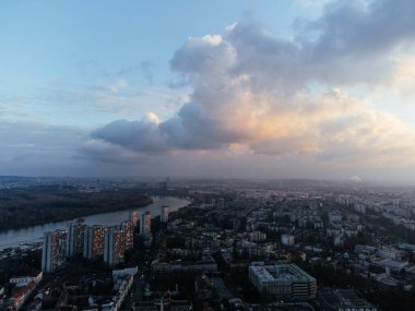 Zemum ilçesi, Belgrad, Sırbistan ve Avrupa üzerindeki İHA uçuşu gün batımında.