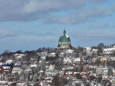 Karlı Westmount ve Montreal 'in yukarısında kışın Mount Royal Hill, Quebec, Kanada' da Saint Josephs Oratory kubbesi. g.