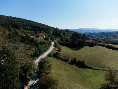 Sırbistan 'ın Valthe kenti yakınlarındaki Ostrog Aziz Basili Kilisesi' nin kırsal manzarayla çevrili havadan görüşü. g.