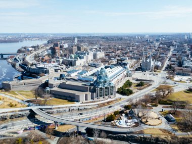 7 Eylül 2025 Kanada Ulusal Galerisi, Maman Örümcek Heykeli ve Ottawa Kanada 'daki Notre Dame Katedrali Bazilikası üzerinde insansız hava aracı uçuşu. g.