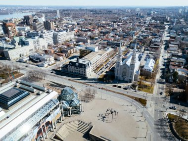 7 Eylül 2025 Kanada Ulusal Galerisi, Maman Örümcek Heykeli ve Ottawa Kanada 'daki Notre Dame Katedrali Bazilikası üzerinde insansız hava aracı uçuşu. g.