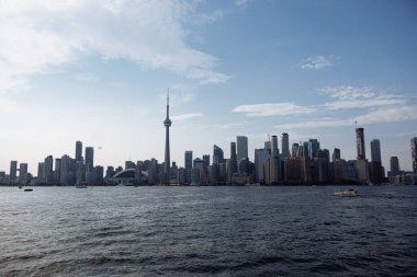 Toronto ufuk çizgisi CN Tower ve Ontario Gölü kıyısında gün batımında, Ontario, Kanada. g.
