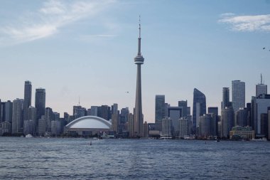 Toronto ufuk çizgisi CN Tower ve Ontario Gölü kıyısında gün batımında, Ontario, Kanada. g.