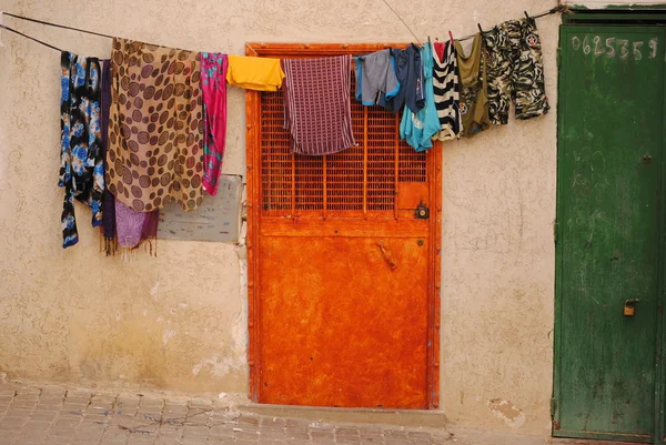 Hanging clothes drying in a courtyard in Fes, Morocco — Stock Photo, Image