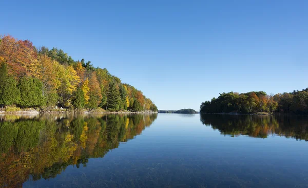 Colori autunnali su un lago settentrionale — Foto Stock