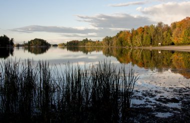 Kıyı üzerinde güneş ışığı