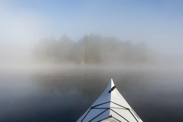 Kajakpaddling i dimman — Stockfoto