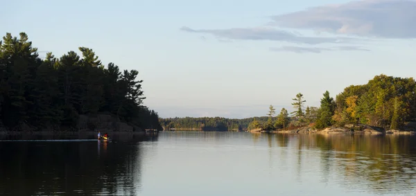 Canotaje en un lago del norte — Foto de Stock