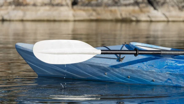 Pagaie de kayak avec des gouttes d'eau frappant le lac — Photo
