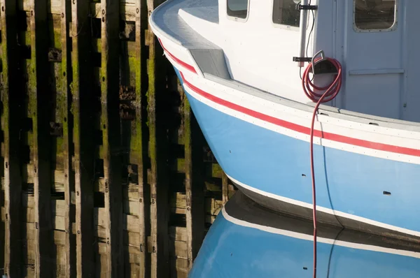 Weerspiegeling van vissersboot — Stockfoto