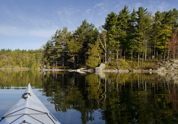 Kajak na spokojnym jeziorze — Zdjęcie stockowe