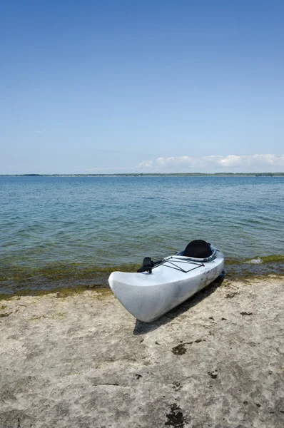 Kayak sur le rivage — Photo