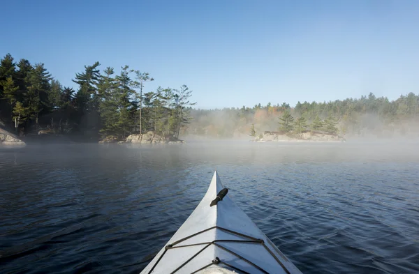 Kayak con nebbia mattutina — Foto Stock