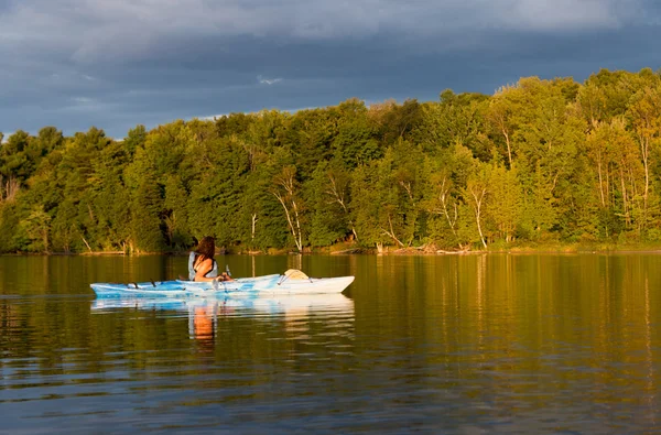 Donna in kayak con luce dorata al tramonto — Foto Stock