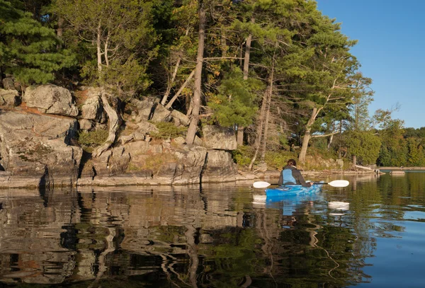 Kayak mujer en el lago del norte — Foto de Stock