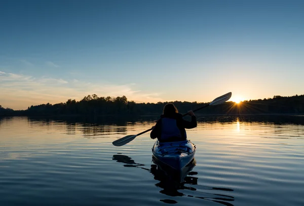 Femme kayak au coucher du soleil — Photo