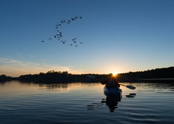 Femme kayak au coucher du soleil — Photo