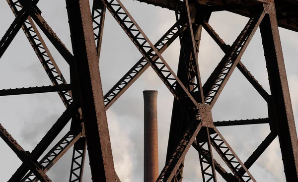 Vecchio ponte ferroviario e fabbrica Smokestack — Foto Stock