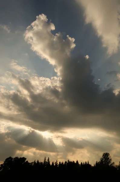 Lumière du soleil à travers les nuages au crépuscule Images De Stock Libres De Droits