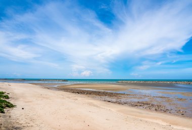 Mavi gökyüzü ve denizin tatil