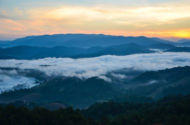 Manzara ile güneş ışığı geç yaz aylarında akşam