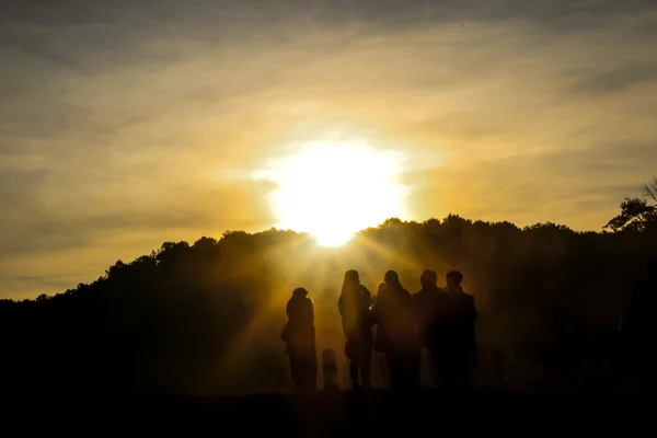 Coucher de soleil silhouette en montagne — Photo