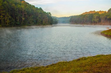 Peyzaj dağlar ve nehir