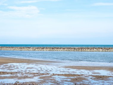 Mavi gökyüzü ve denizin tatil