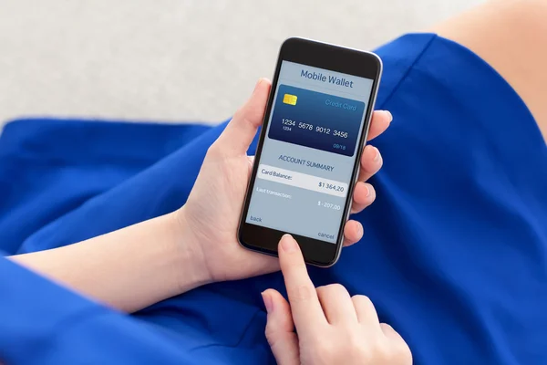 Kvinna i klänning hålla telefonen med app mobil plånbok — Stockfoto