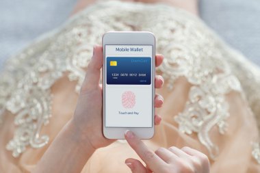 içinde telefon app mobil cüzdan ile ekranda tutan kadın