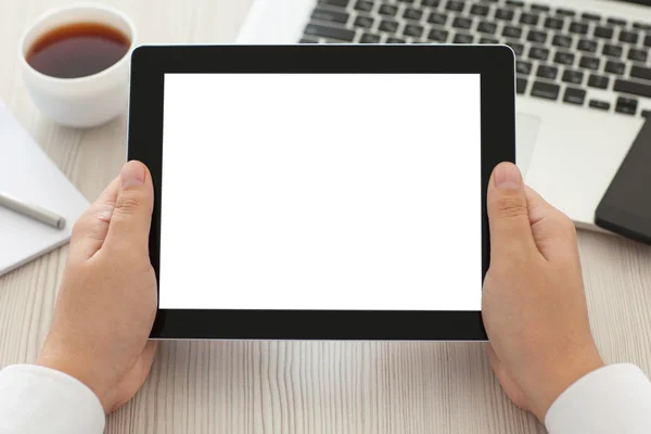 Αρσενικό χέρια που κρατούν το tablet με οθόνη απομονωμένη στο γραφείο — Φωτογραφία Αρχείου