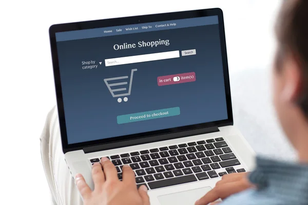 Mann hält Notizbuch mit Online-Einkauf auf dem Bildschirm — Stockfoto