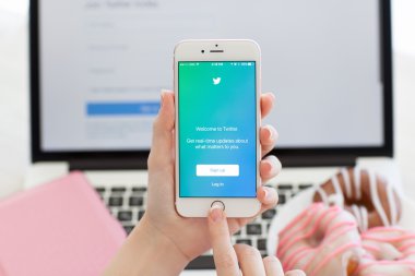 Rose Gold servisi Twitter ekranda iphone6s tutan kadın