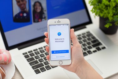 İphone6s tutan kadın hizmet Facebook Messenger ile Rose Altın