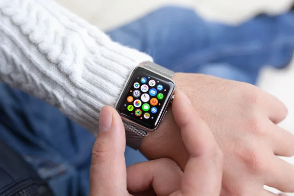 Uomo mano e Apple Watch con app sullo schermo — Foto Stock