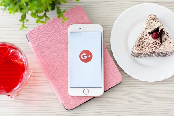 Woman holding iPhone6S Rose Gold with social service Google Plus — Stock Photo, Image