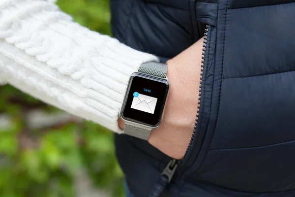 Männerhand und Smartwatch mit Post im Bildschirm — Stockfoto