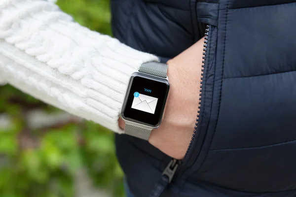 Hombre de la mano y reloj inteligente con el correo en la pantalla — Foto de Stock