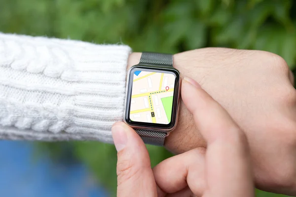 Hombre de la mano y reloj inteligente con mapa en la pantalla —  Fotos de Stock